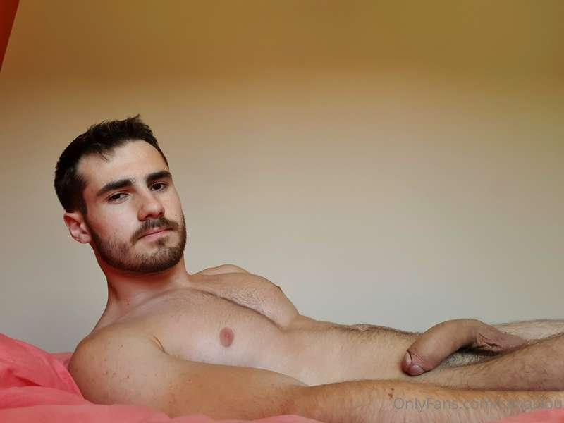 Allongé sur le lit
Lying on the bed