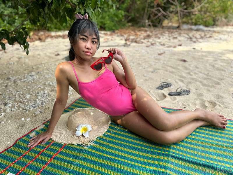 *Sun out, tits out*  **New BJ video dropping tmr** 😝