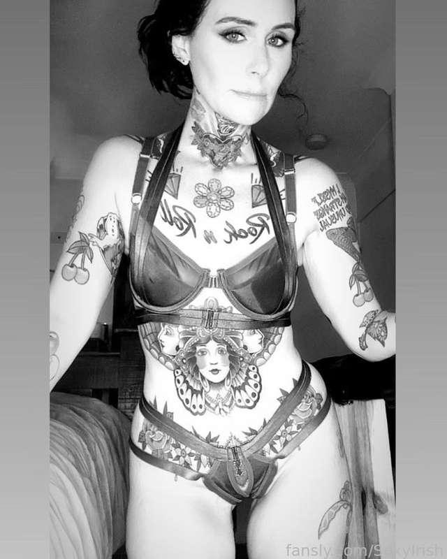 #fyp

21 days till my birthday 🥳 Do you think I suit green ? 💚💫

#birthday #celebrate #fyp #sexy #hot #filthy #lingerie #solo #cum #inked #tattoos #petite #british #accent #kinks #fetish #taboo 