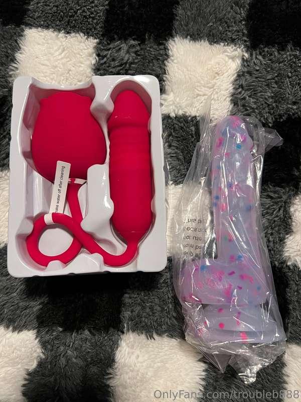 Came home to a couple packages from my Throne account! I’m s..