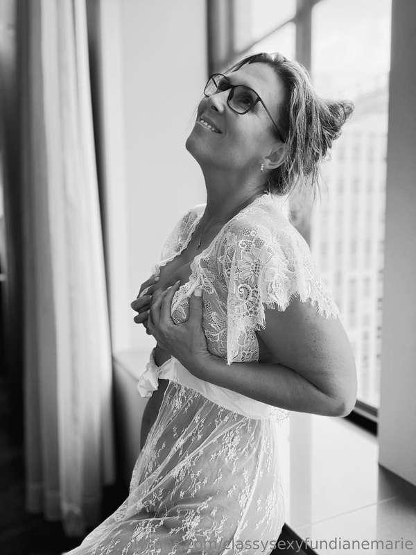“Hand bras are the only bras I want to wear.”-Diane Marie 😘