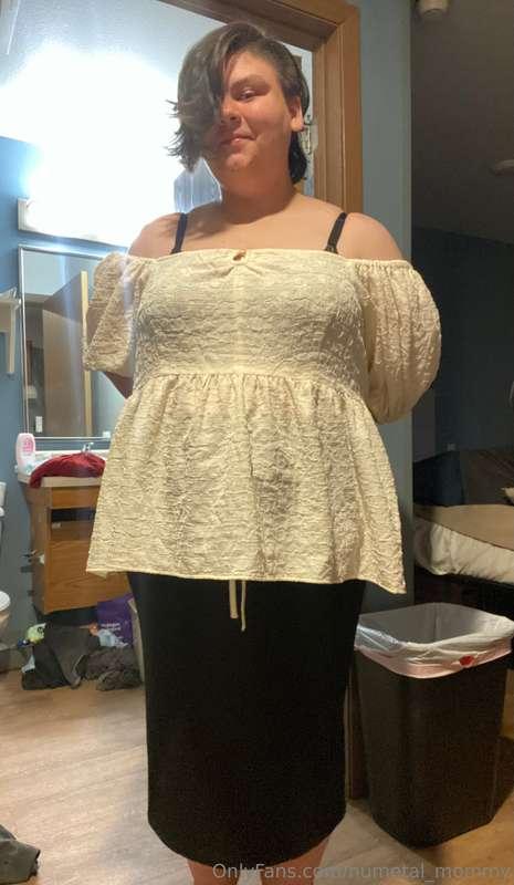 I love this little outfit. Wanted to share, it hugs my curve..