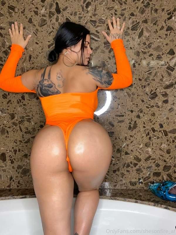 Feeling so sexy in orange. What do you think ? 😜😜