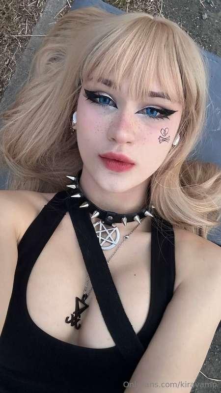A new day and a new look💫🖤 I love to dress up and change acc..