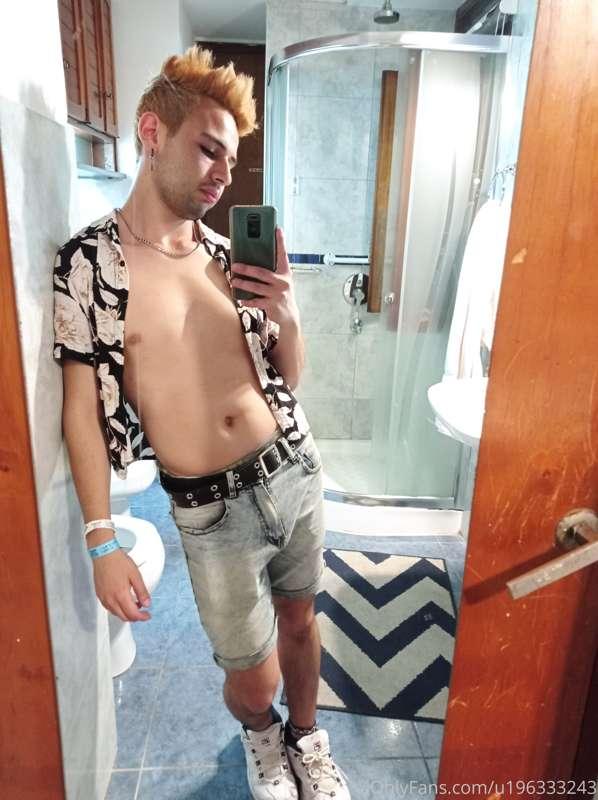 ¿Qué harías si me encuentras así en tu baño?
¿Quieres ver má..