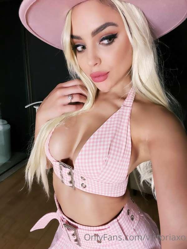 mmmm thats a nice big cock you got there baby, id love to fe..