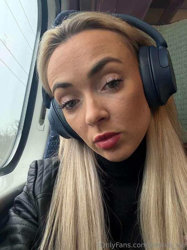 On the train on my way to make some juicy content for you fi..