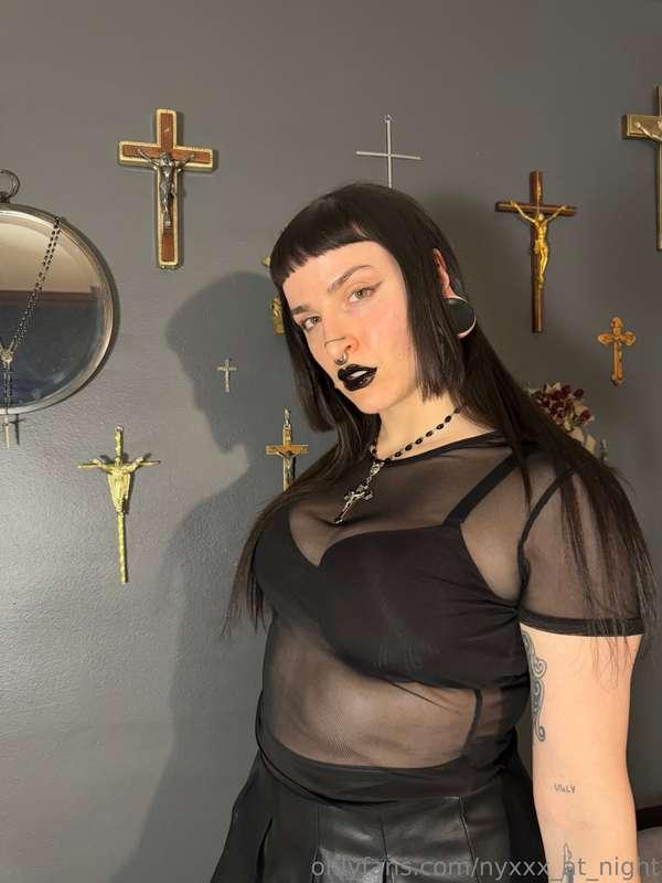 🕯️ clocking in as your goth girlfriend 🕯️