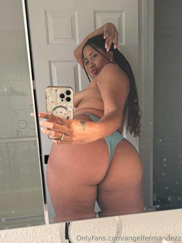 Rate my fat ass 1-10 papi 🥵 (Checking who LIKES this to send..