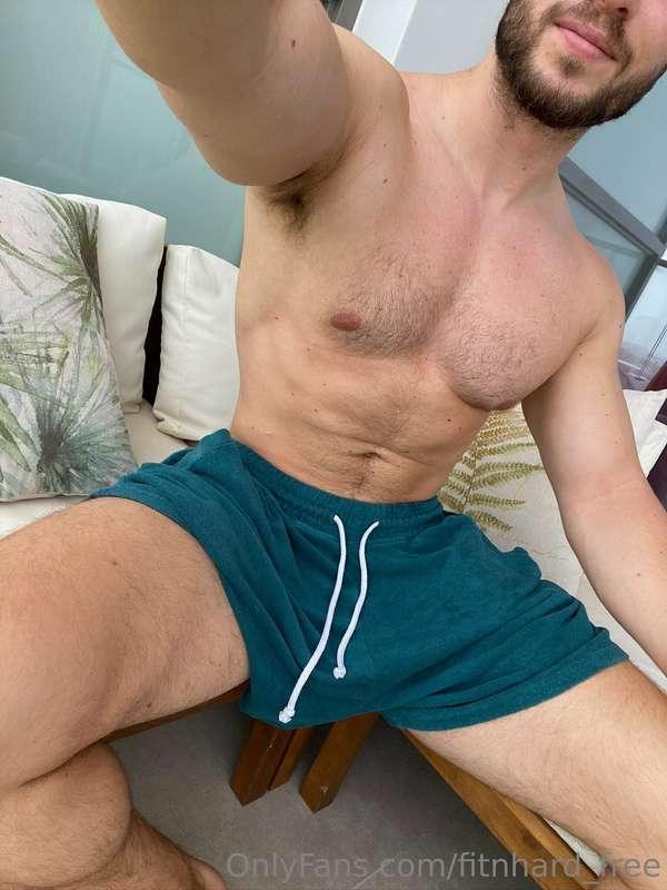 Swipe to see what‘s under my pants 😉🔥