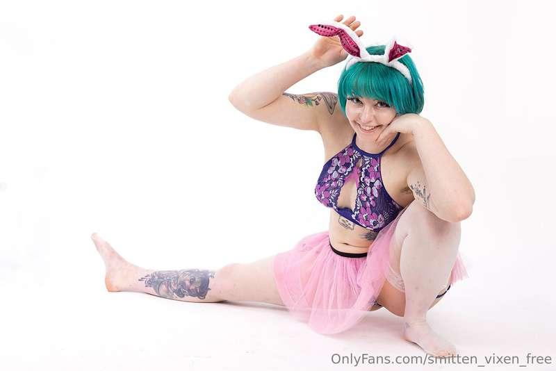 Hop on over to my main page for more cute pics and sexy vids..