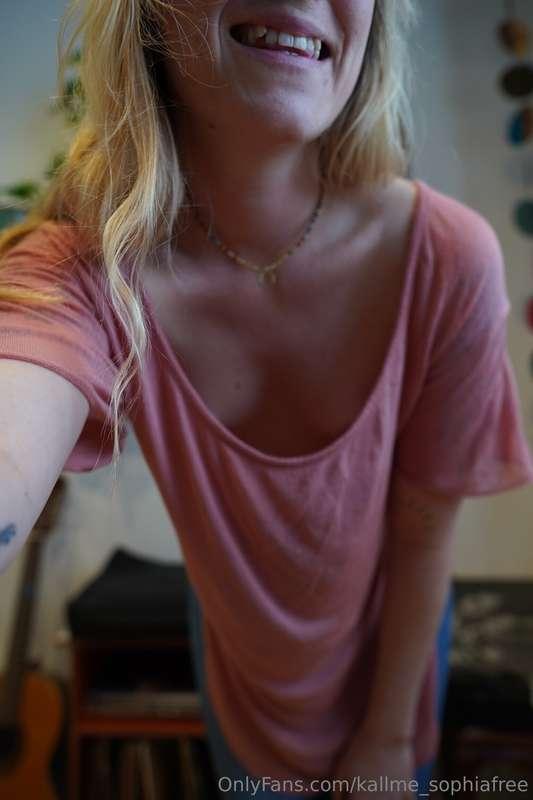 If you like downblouse with nipslips, go to @kallme_sophia a..
