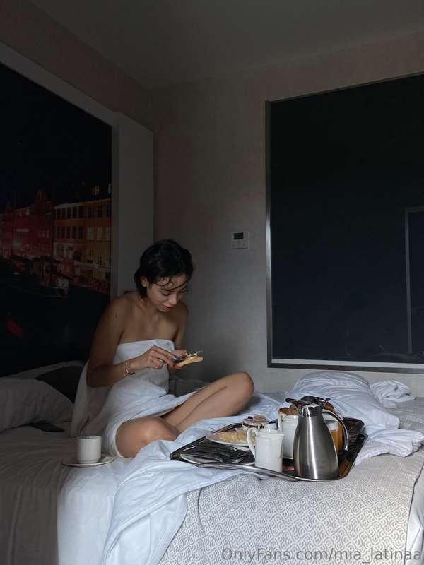 breakfast in bed! eat me or i'll eat you🫣