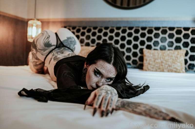 Grab me by my tiny waist while you’re behind me?🍑

⟡ #fyp #smallwaist  #tattoos #altgirl #smallbody #goth #tattooed #ass⟡
