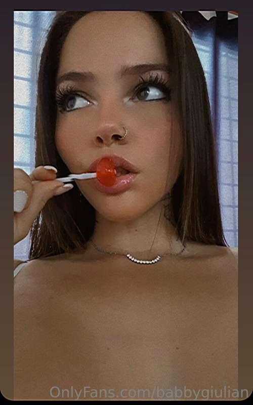 Red lips and lollipop 🍭