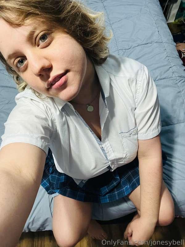 Wanna see a skool girl fingering my pussy, playing with my t..