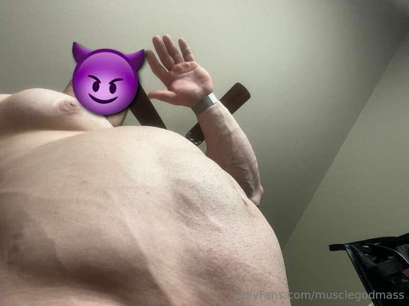 Greetings from the Musclegod and the roid gut 😏