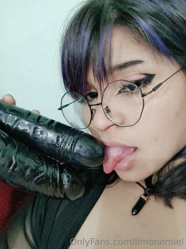 Yummy 
Dos dildos en mi boquita