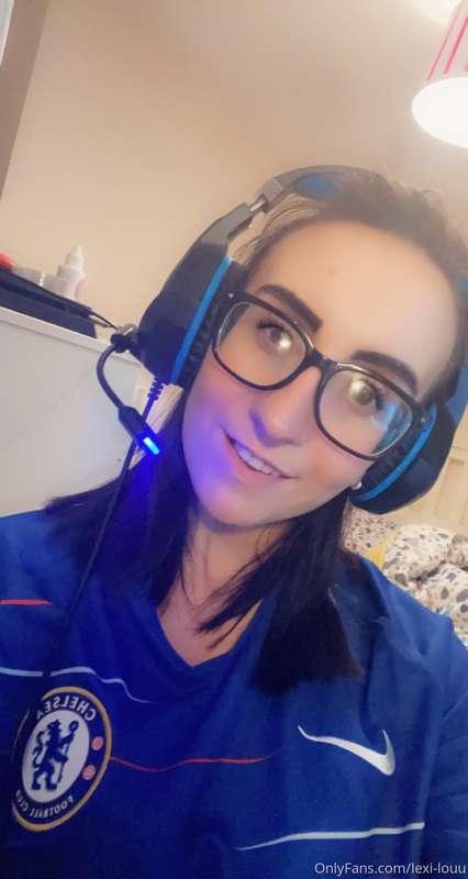 Who wants to come play with me? 👾🎮 I promise to take it easy..