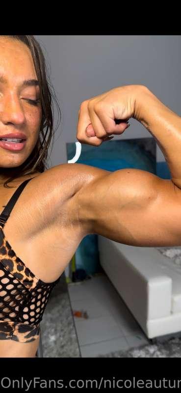 Who said women can't be strong and sexy 😜💪🏻