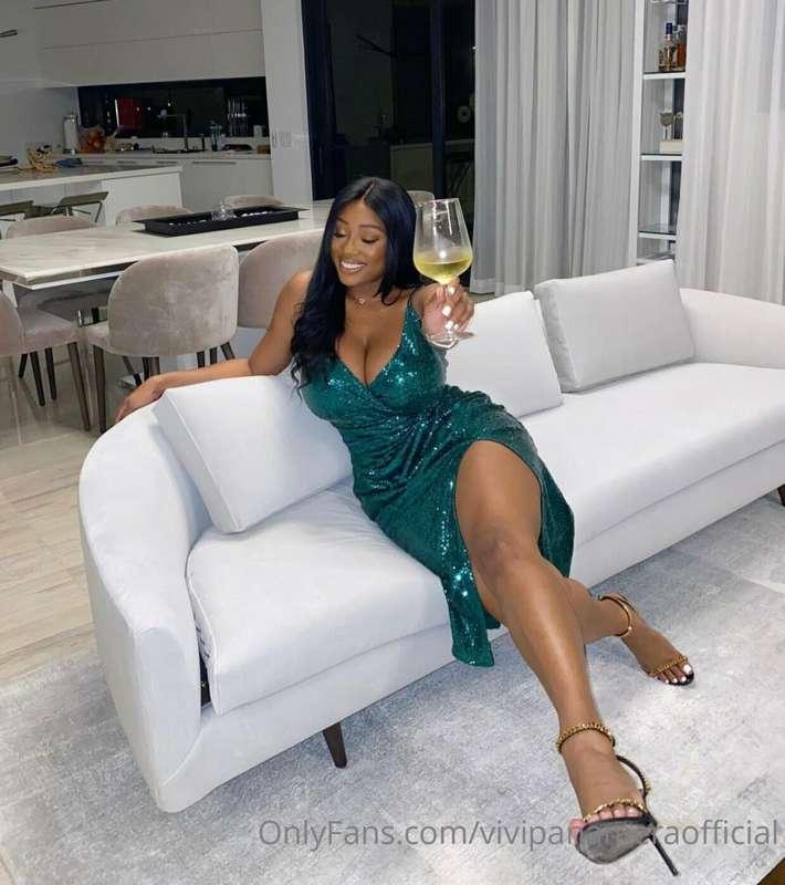 CHEERS 🥂 !! To my new OF page✨ I’m soo excited to be here an..