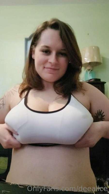 Made a slow motion titty drop for you to enjoy 😏✨️ Let me fl..