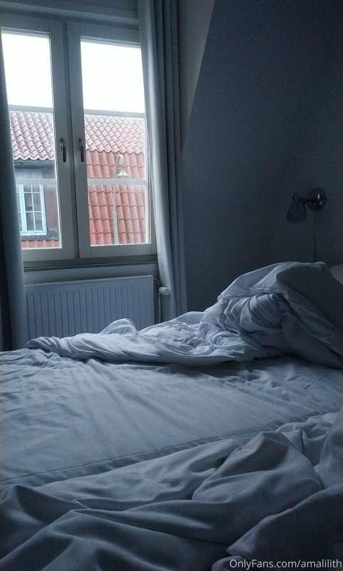 So nice having hotell sex and have people watch from the str..