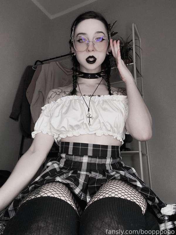 I hate u, but u make me horny 

#goth #stockings #nerdy #glasses #fyp #collegegirl #gothic #tattoos #fishnets 