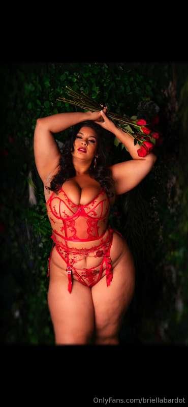 Red lace, roses in hand! Come get me😉
