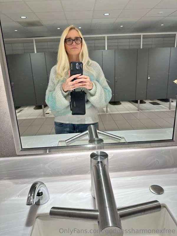 Obligatory public bathroom selfie 😉