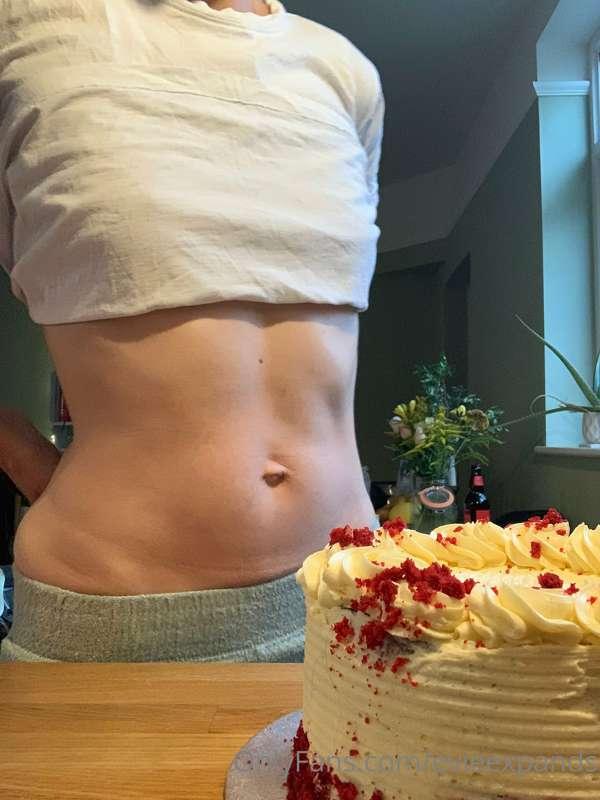 It’s my birthday! 🎂🍰🥳🎁🎈stuffed myself on a quarter of my del..
