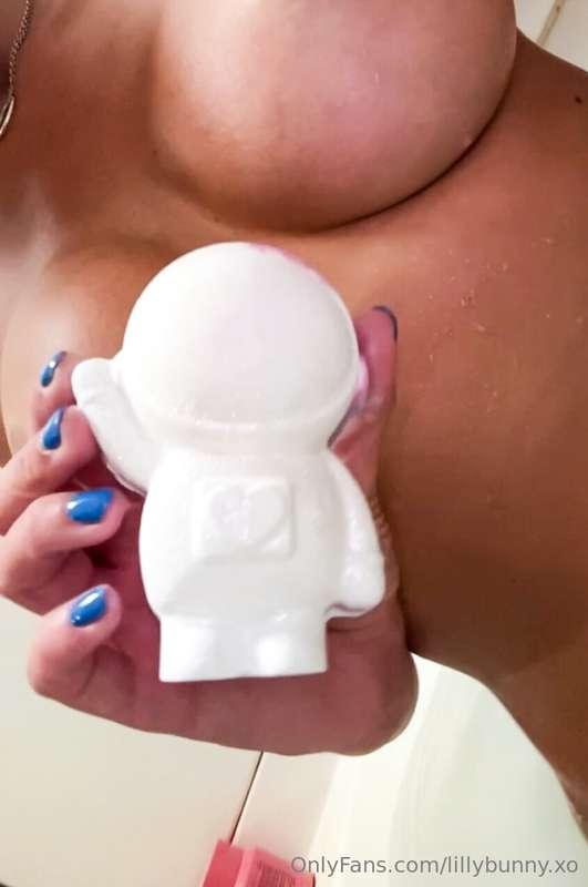 Come take a bath with me and my cute little spaceman bath bo..