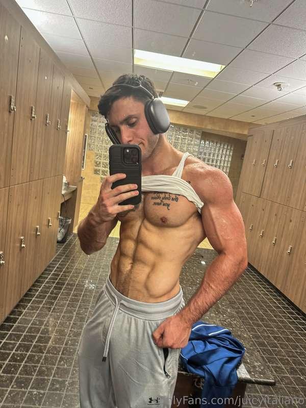 Come take my shirt off 
