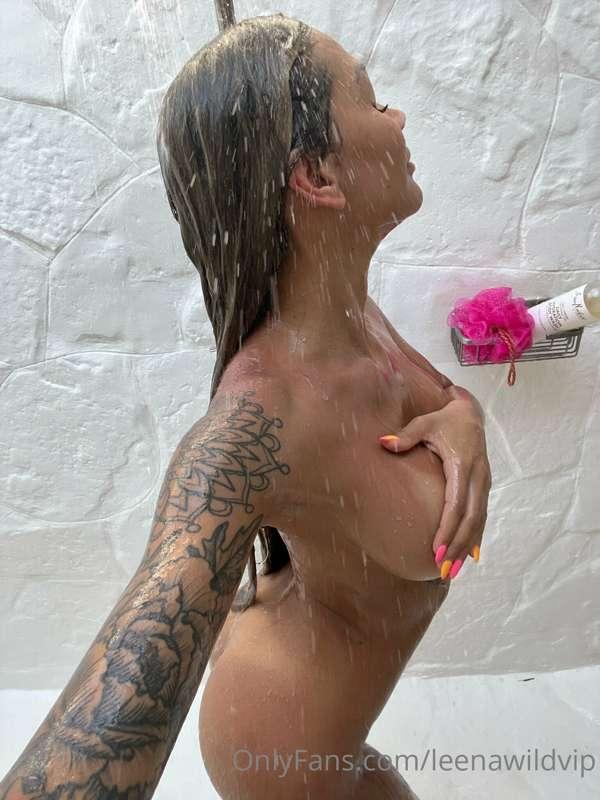What better way to start the day? 🚿 If only you were with me..