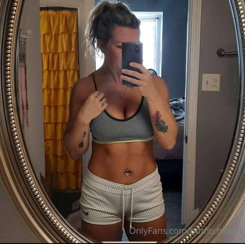 Sports bra and booty shorts kinda day!