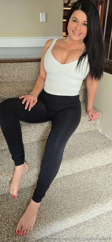You ever seen a pussy pulse through leggings? Keep watching,..
