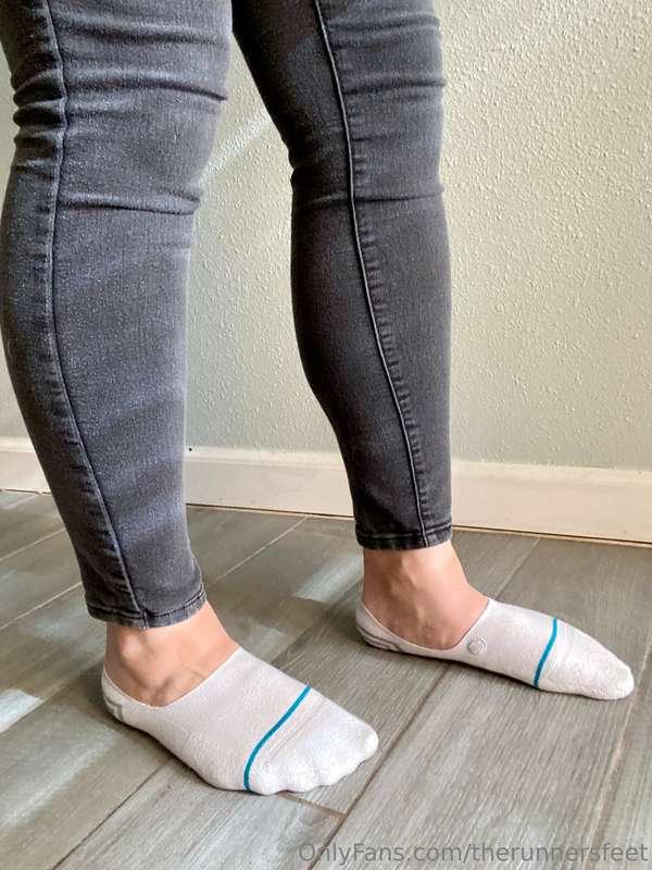 I know skinny jeans aren’t trendy anymore but I look silly i..