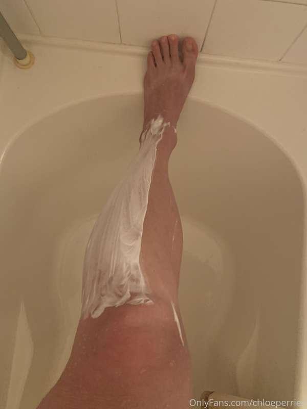 Happy Sunday.  ☀️ 💋 
Would you shave my legs for me?  🤨 
Bei..