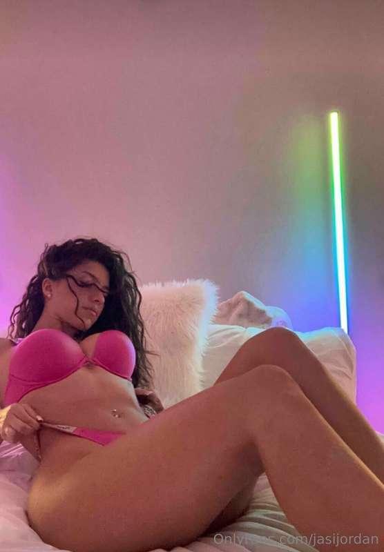 send me a DM and let's get to know more about each other! 😏😘