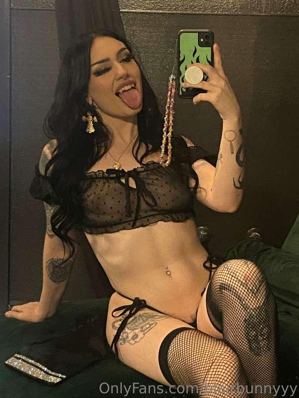 I looked way too sexy for the club to be so slow the other n..