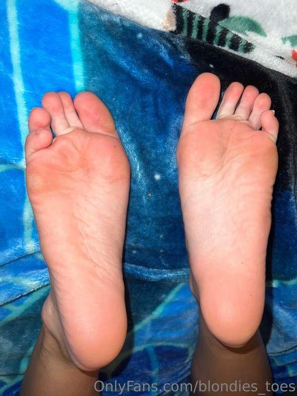 Soles & socks pics 💦🦶🏻