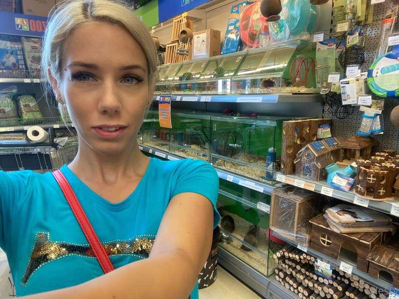 With a swollen face after dentistry, I went to buy a mouse 🐁..