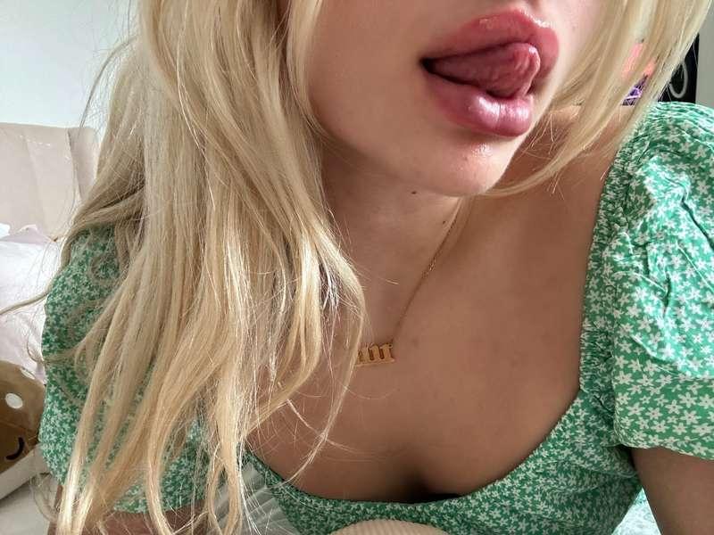 i want to taste me on your fingers😜