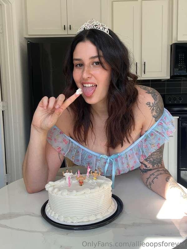 Hi pookies! My bday week has finally cum, and we're gonna ce..
