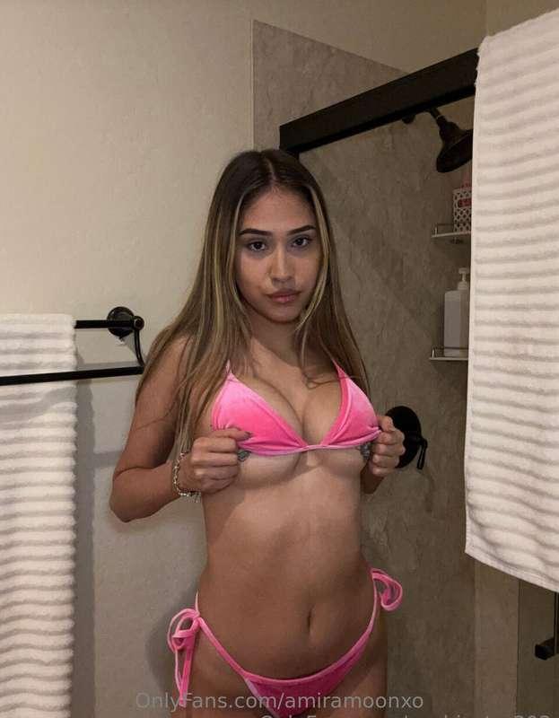 college freshman @sophiastar303 is the WETTEST BABE ON CAMPU..