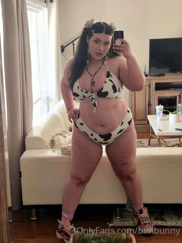Take me back to the beach in my lil cow bikini 💕💕💕 I'm missi..