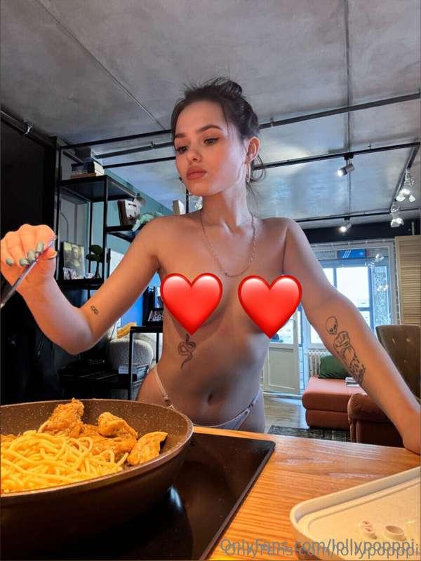 While I cook🍜, you lie and wait for me in bed, right?😊