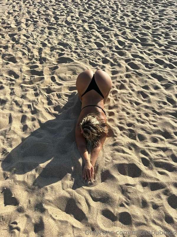 Arch it on the beach 🏖️