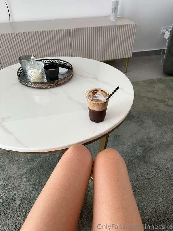 Genieße gerade meinen Kaffee hier auf dem Sofa, aber nicht n..