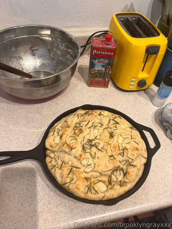 I made rosemary, garlic, Parmesan cast iron focaccia bread t..